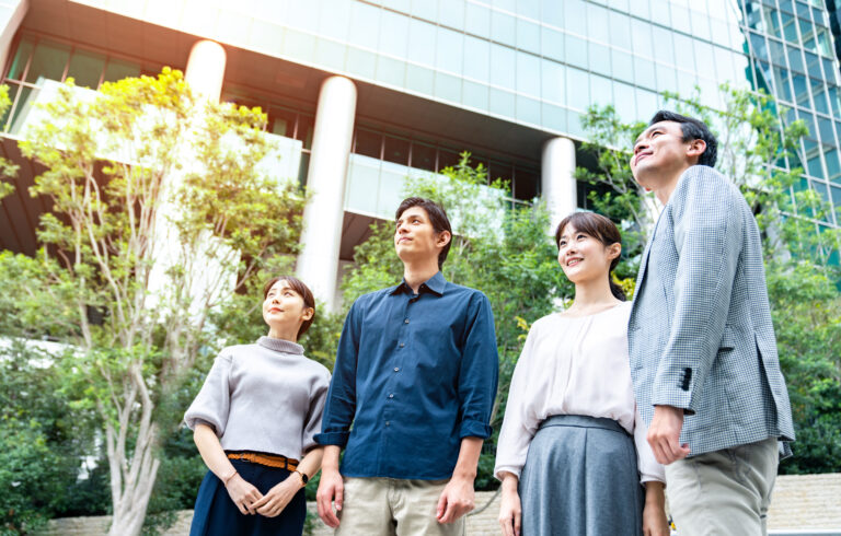 見上げるグループ