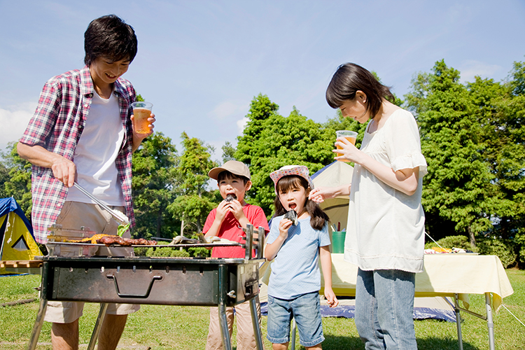 バーベキューを楽しむ家族